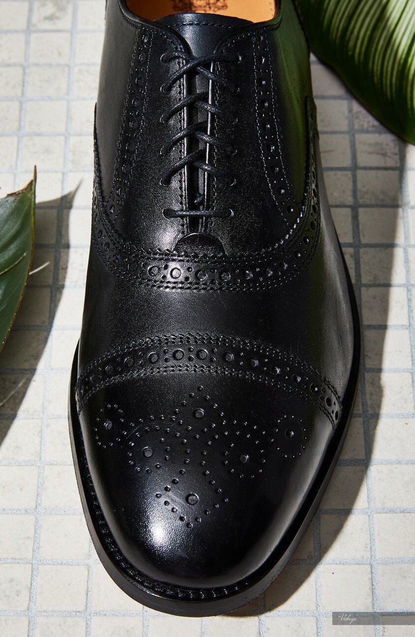 Đen, nâu, nâu đỏ, nâu vàng là những gam màu chủ đạo của thiết kế giày Brogue.